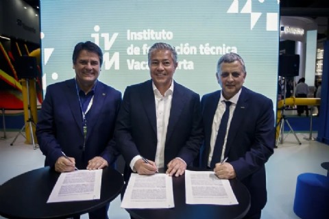 Figueroa firmó el acuerdo para crear el Instituto Vaca Muerta en Neuquén capital