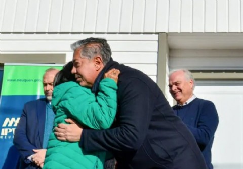 El gobernador Figueroa entregó viviendas, inauguró obras y anunció nuevos proyectos junto al intendente de Las Coloradas