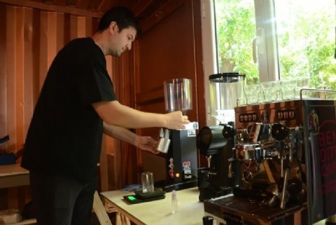 Matías Montanaro: La crónica de un artista que reinventó su vida entre el café y los pinceles