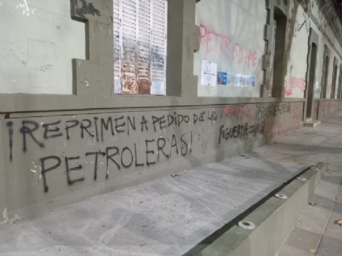 Indignación por los daños a la Casa de Gobierno tras una protesta