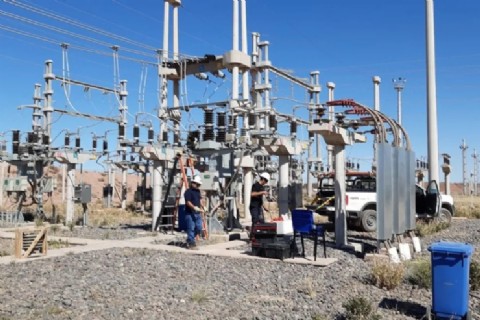 Trabajos del EPEN para cambiar un equipo dañado en Loma Campana