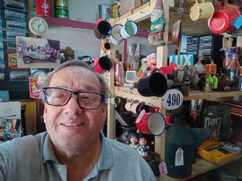 El coleccionista que salvó campanas de estación, buzones y recuerdos del Alto Valle