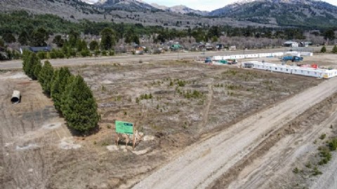 Figueroa adjudicó la construcción del espacio comunitario y deportivo en Moquehue