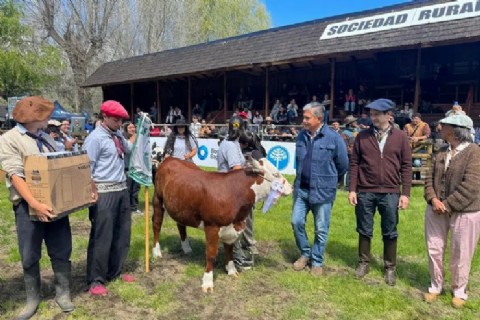 Figueroa recorrió la Exposición de Bovinos y el Remate Anual de Reproductores