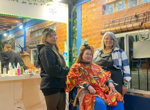 Corte a corte, un sueño que crece: una peluquería familiar que late en el Oeste neuquino