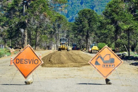 Avanzan las obras de pavimentación y electrificación en el paso Mamuil Malal