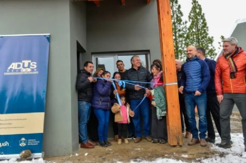 Figueroa entregó viviendas en Las Ovejas: “Tenemos que cuidar nuestra forma de vivir con el modelo neuquino”
