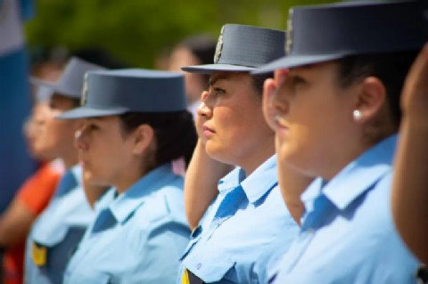 En su día de franco, una mujer policía detuvo a un hombre armado