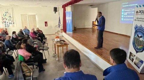Charla en Villa El Chocón: adultos mayores aprenden a prevenir estafas