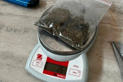 En un operativo policial detuvieron a un hombre y secuestraron drogas