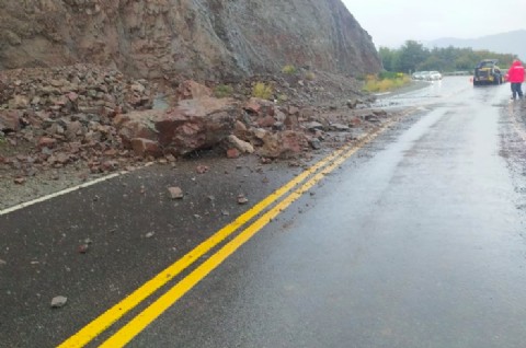 VIDEO | Precaución: derrumbe de piedras en la Ruta 40 entre Bariloche y Villa La Angostura