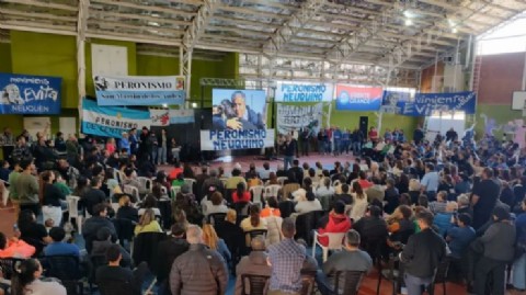 La militancia le da la espalda a Parrilli y Martínez y abraza la "neuquinidad" de Figueroa