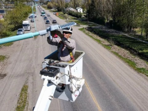 Reemplazan luminarias en varias localidades para un alumbrado más eficiente