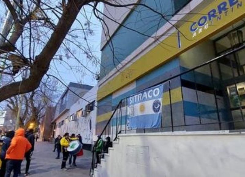 AUDIO | Trabajadores del Correo Argentino se manifestaron este miércoles en el centro de Neuquén