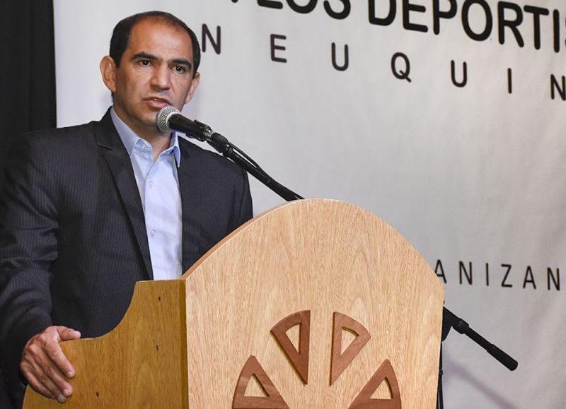 El ministro de Deportes, Luis Sánchez, dio positivo de COVID-19