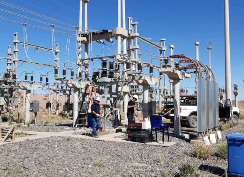 Trabajos del EPEN para cambiar un equipo dañado en Loma Campana