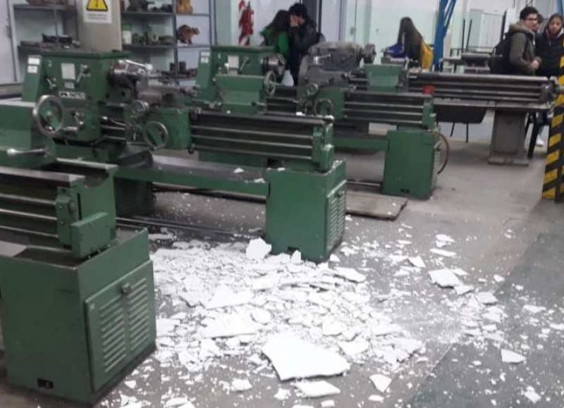 Una más y van…: se cayó parte del techo en la EPET 8 y tuvieron que suspender los talleres